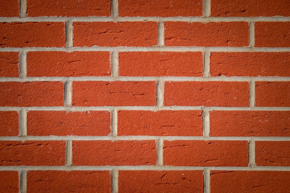Mur z czerwonej cegły jako przykład alternatywnego materiału na ściany