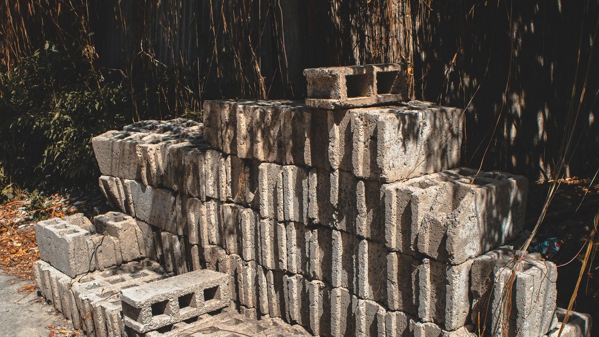 Stos bloczków betonowych przygotowanych do budowy ściany domu
