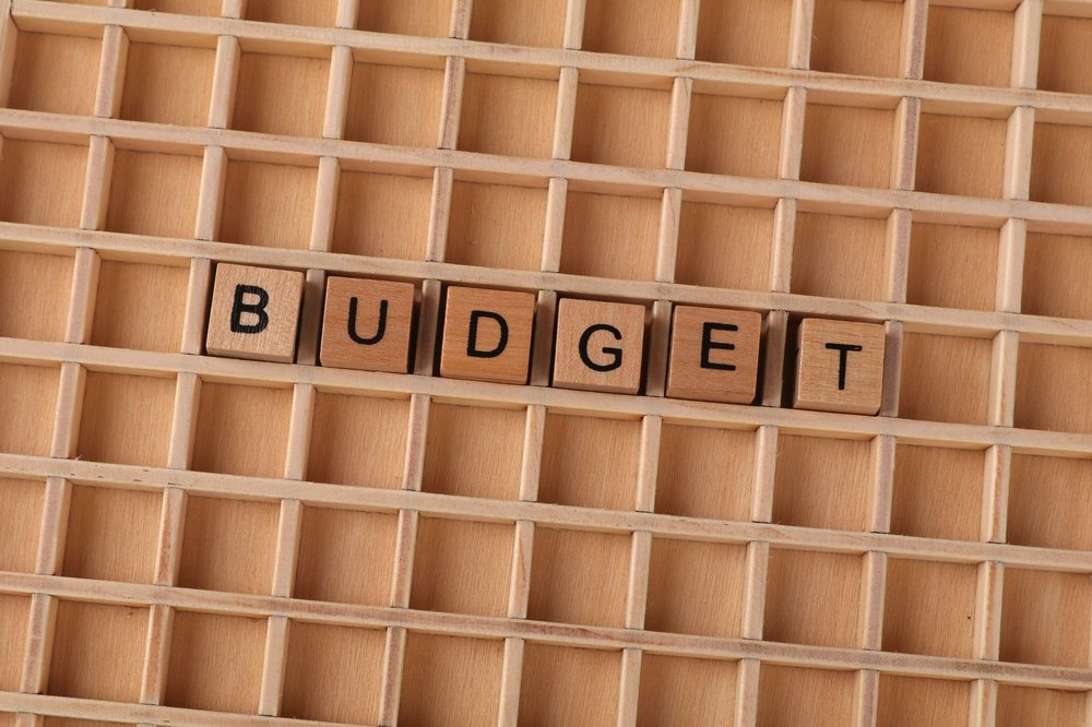Drewniane klocki z napisem budget symbolizujące planowanie budżetu budowy domu