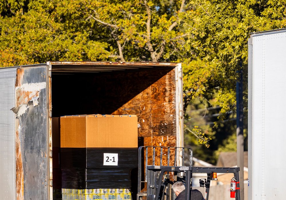 Forklift załadowujący paletę z materiałami budowlanymi na ciężarówkę