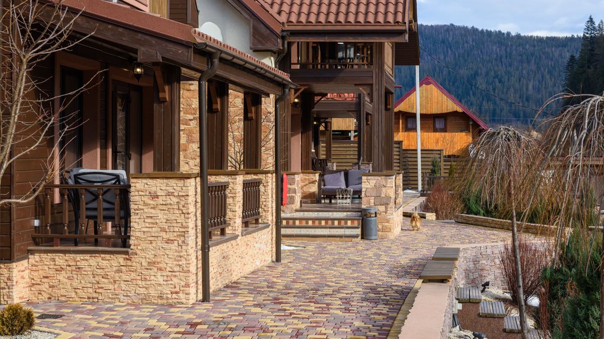 Taras z kolorowej kostki betonowej przy domu w gorach
