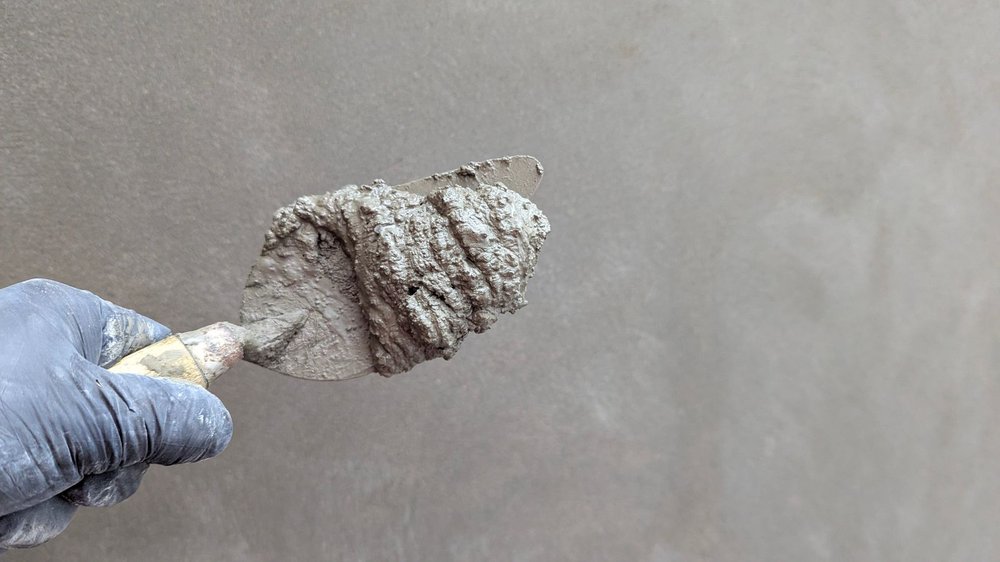 Nakładanie tynku kielnią podczas wykończenia elewacji