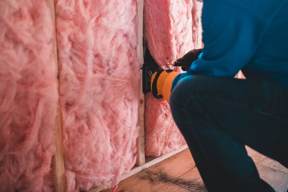Montaż wełny mineralnej jako izolacji termicznej budynku